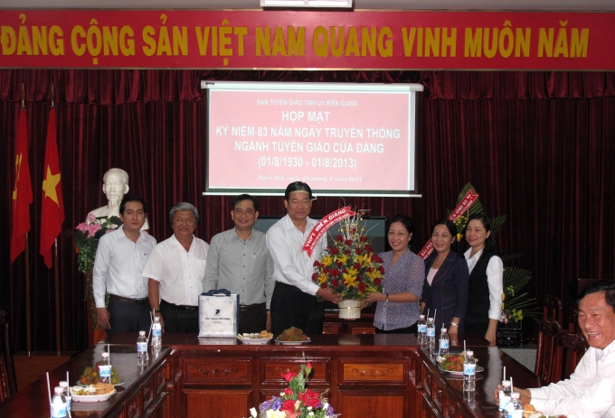 VNPT Kiên Giang tặng hoa chúc mừng kỷ niệm ngày thành lập ngành Tuyên giáo